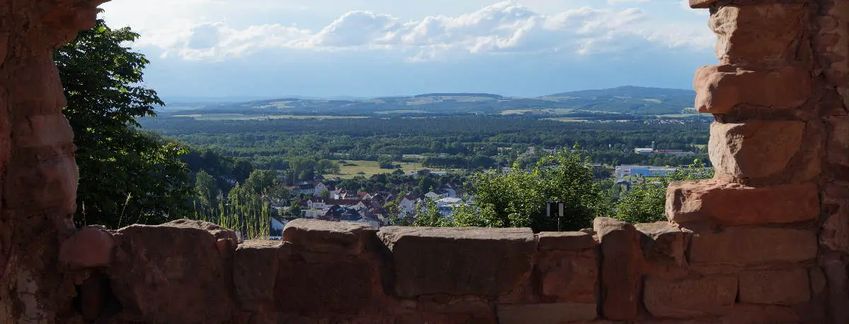 Blick von der mittelalterlichen Burg Nanstein auf Landstuhl in der Westpfalz 