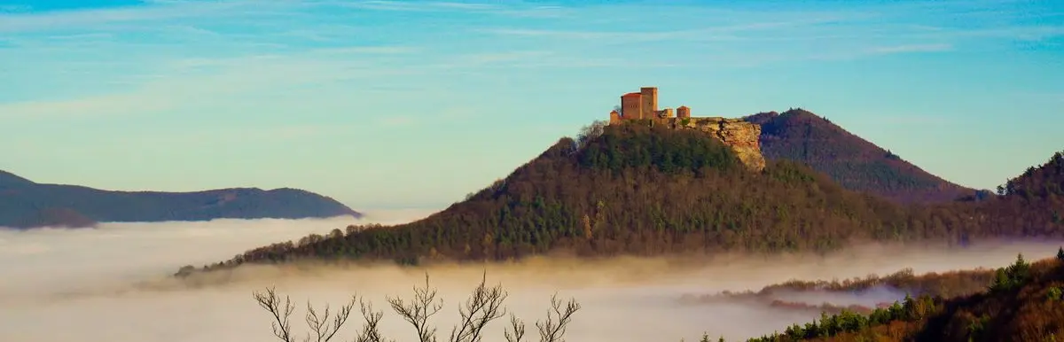 Sehenswürdigkeiten in der Pfalz: Burgen Schlösser Felsen Aussichtspunkte Wanderwege Historische Gebäude